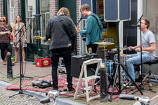 838398 Afbeelding van een straatoptreden van een popbandje in de binnenstad van Utrecht, in het kader van de Culturele ...